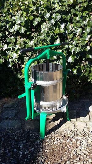 Vinpressar / Vinpress, 20 liter, rustfri stål. Grön. Mål: Kurvediameter: 250 mm. Højde: 750 mm. 
